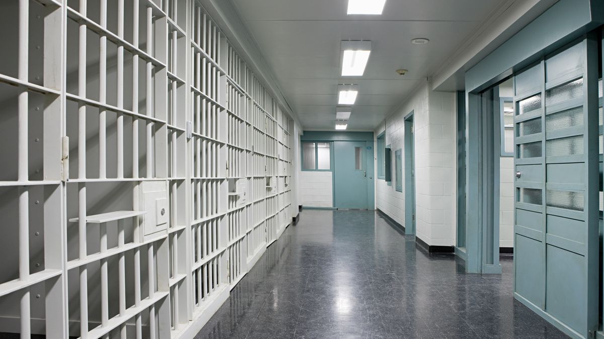 Seniorka pašovala drogy do věznice na Chomutovsku v podprsence